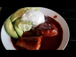 Descubre Jiquilpan, famoso por su delicioso pescado en chile colorado preparado especialmente durante la Cuaresma. Conoce su historia, gastronomía, atractivos culturales y por qué es un destino imperdible para los amantes del turismo gastronómico.