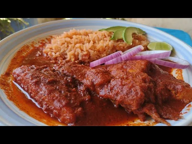 Descubre Jiquilpan, famoso por su delicioso pescado en chile colorado preparado especialmente durante la Cuaresma. Conoce su historia, gastronomía, atractivos culturales y por qué es un destino imperdible para los amantes del turismo gastronómico.