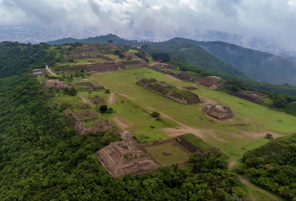 Monte Albán. Equinoccio de Primavera 2026: 5 zonas arqueológicas alternativas para renovar energía sin multitudes