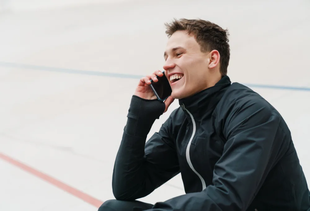 ¿Por qué los mexicanos decimos "bueno" al contestar el teléfono? Hombre llamando por teléfono,
