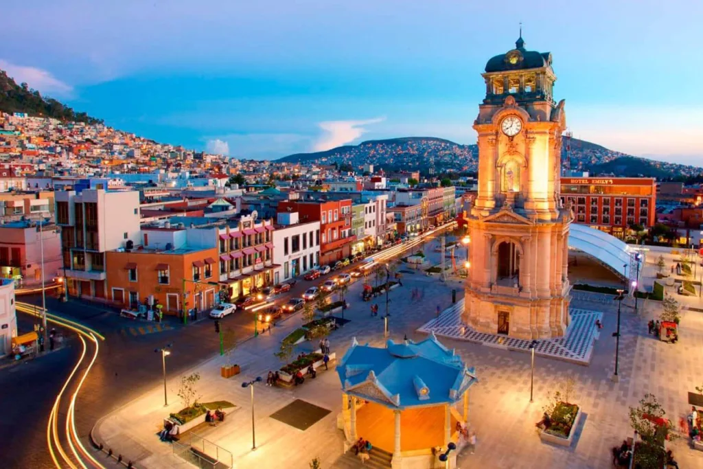 Descubre por qué este lugar es considerado el mejor lugar para probar mixiotes de maguey en México. Conoce su historia, técnica ancestral de preparación, festivales gastronómicos y consejos para visitarlo. ¿Vas a lanzarte a probarlos?