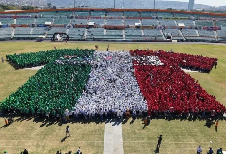 México conquista el Guinness World Record con la camiseta humana de futbol más grande del planeta
