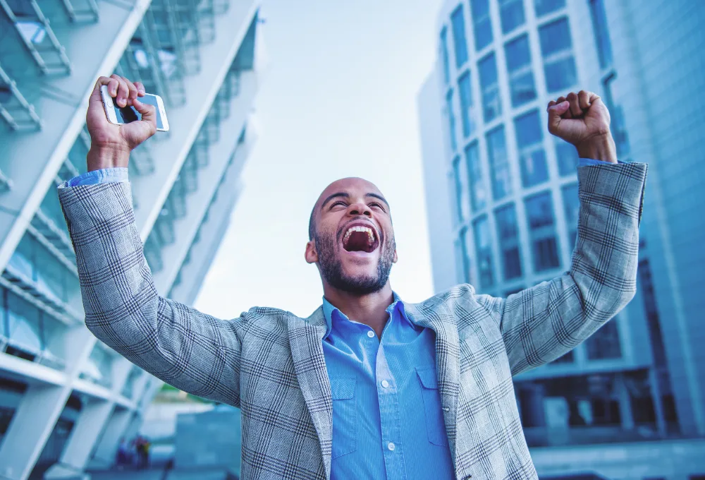Trabajador feliz.  ¡Aprueban las 40 horas laborales! 