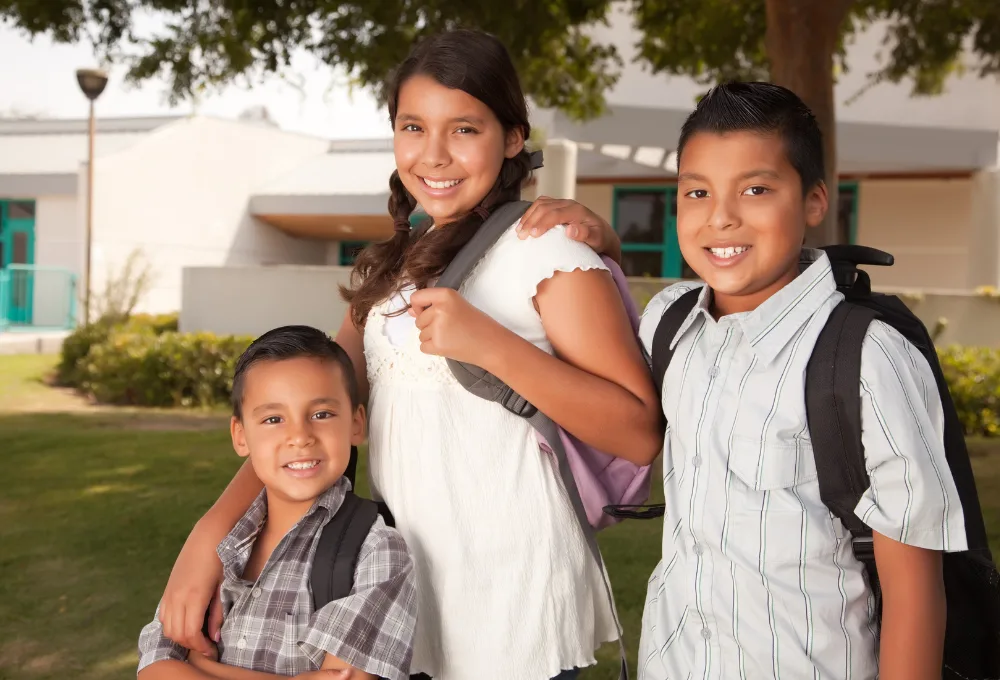 Mamá e hijos estudiantes.