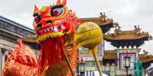 Descubre a qué hora es el desfile de dragones por el Año Nuevo Chino en la CDMX, dónde se realiza, su significado cultural y qué actividades gratuitas podrás disfrutar en el Centro Histórico.