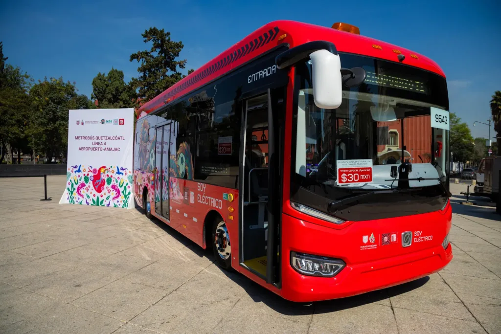 Conoce la nueva ruta Quetzalcóatl del Metrobús en la CDMX, que conecta el Aeropuerto Internacional de la Ciudad de México (AICM) con puntos clave del centro histórico y mejora la movilidad urbana con sus unidades. ¿Usarás esta nueva ruta?