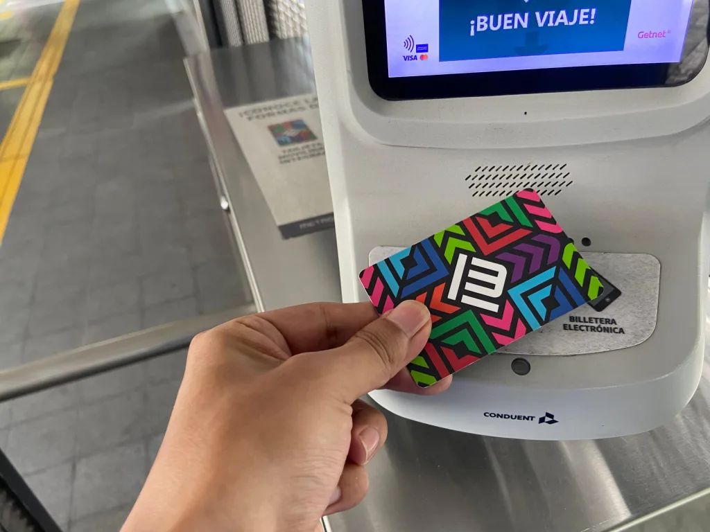 El Metro de la CDMX ya permite pagar con la Tarjeta Virtual de Movilidad Integrada desde el celular. Descubre cómo activarla, cómo recargarla y en qué sistemas de transporte funciona.
