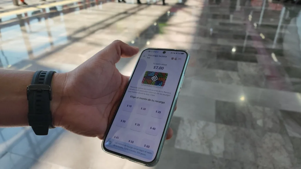 El Metro de la CDMX ya permite pagar con la Tarjeta Virtual de Movilidad Integrada desde el celular. Descubre cómo activarla, cómo recargarla y en qué sistemas de transporte funciona.