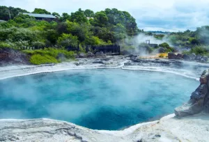 el wellness termal busca una experiencia más integral. Esto puede incluir hidroterapia, masajes, saunas, meditación o contacto con la naturaleza
