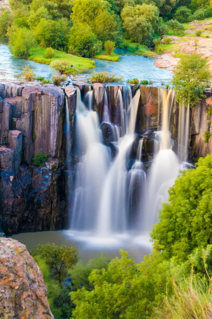 Descúbrelo. Se trata de un encantador Pueblo Mágico con cascadas espectaculares, arquitectura colonial, barbacoa tradicional, queso de rancho artesanal y naturaleza para explorar. Así es este destino perfecto para escapadas de fin de semana. ¿Quién jala para ir?