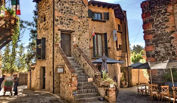 Descubre 5 destinos en México que parecen sacados de otro mundo, desde los oasis termales de Tolantongo hasta el paraíso caribeño de Holbox. Conócelos aquí.