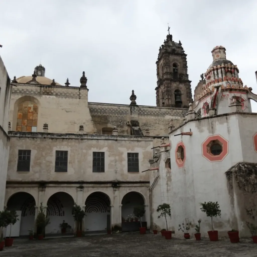 Descubre la Ruta del Camino Real en el Estado de México, un road trip lleno de historia virreinal, leyendas de fantasmas, arquitectura de cantera y tradición pulquera. Conoce qué ver, su origen y por qué es un viaje imperdible.