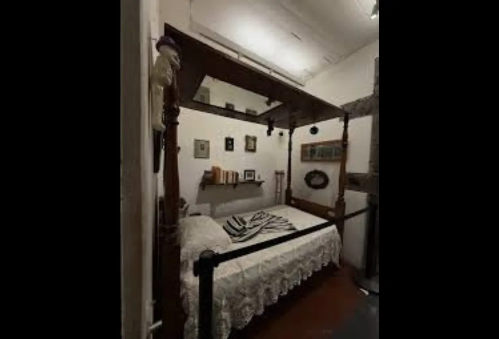 Frida Kahlo. Cama con espejo.