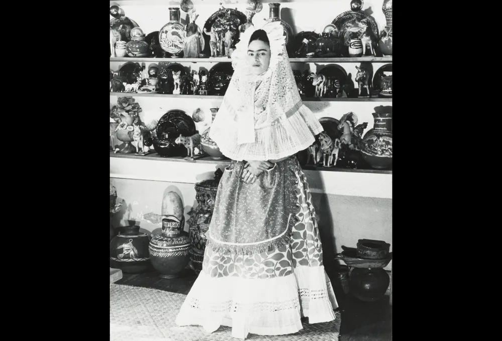 Frida Kahlo con atuendo de tehuana