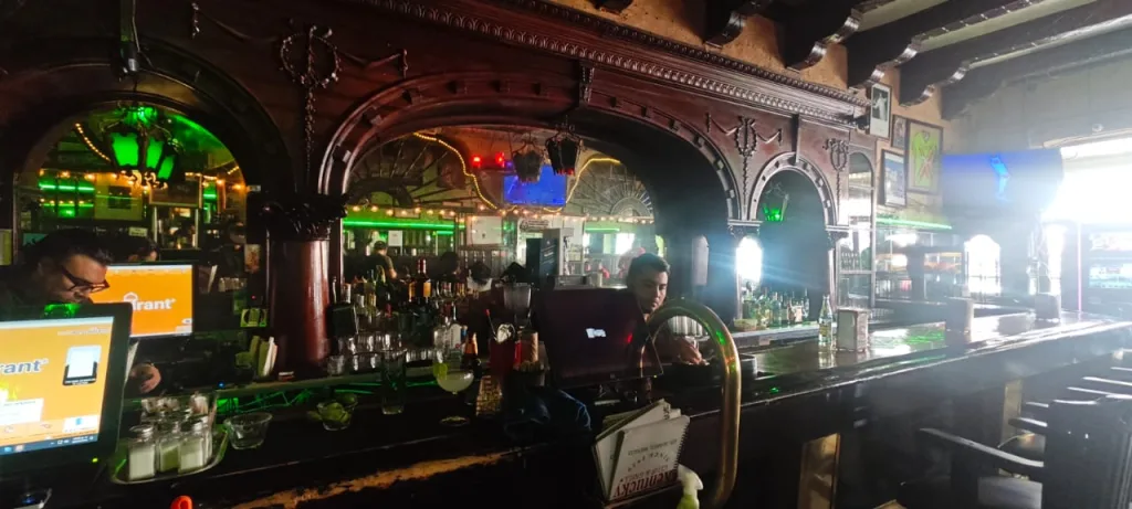 Descubre el origen real de la Margarita, el icónico cóctel nacido en el Club Kentucky de Ciudad Juárez. Historia, datos curiosos y receta original para prepararlo en casa. ¿Te gusta?