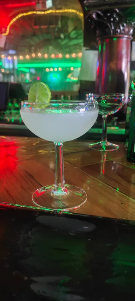 Descubre el origen real de la Margarita, el icónico cóctel nacido en el Club Kentucky de Ciudad Juárez. Historia, datos curiosos y receta original para prepararlo en casa. ¿Te gusta?