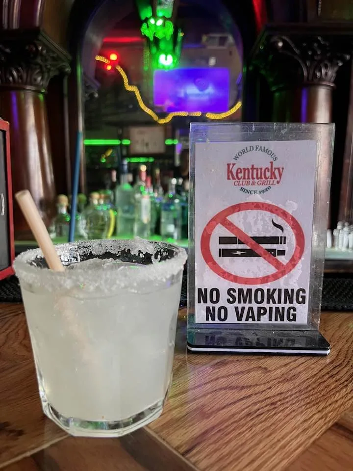 Descubre el origen real de la Margarita, el icónico cóctel nacido en el Club Kentucky de Ciudad Juárez. Historia, datos curiosos y receta original para prepararlo en casa. ¿Te gusta?