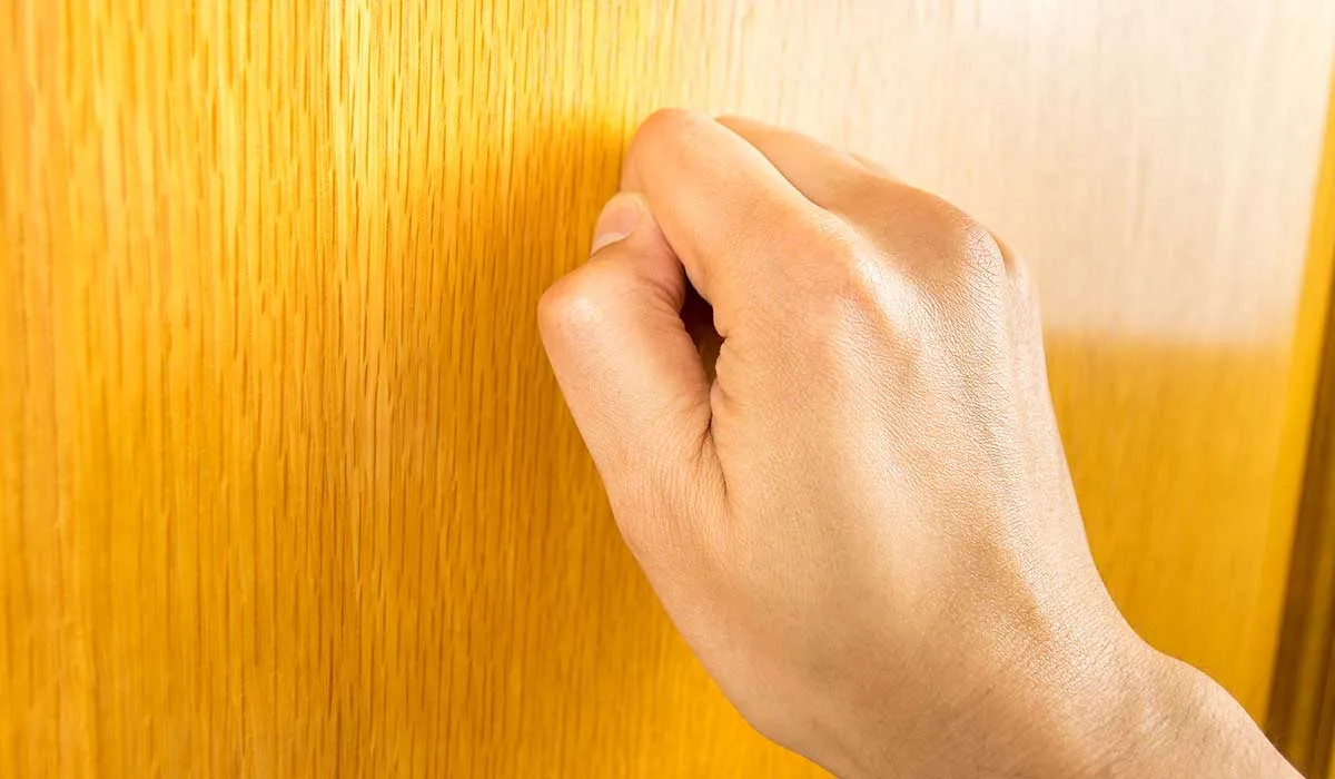 Descubre por qué decimos “toco madera” en México, su origen, significado y cómo esta frase se convirtió en una tradición popular. ¿La dices?