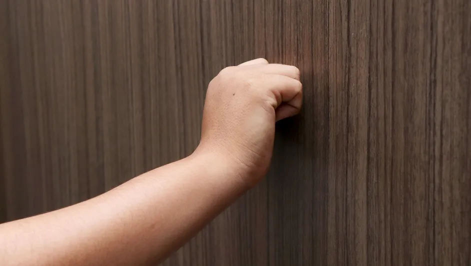 Descubre por qué decimos “toco madera” en México, su origen, significado y cómo esta frase se convirtió en una tradición popular. ¿La dices?