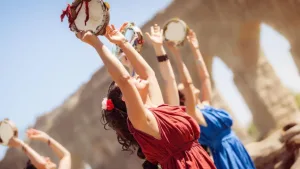 Descubre 5 ideas de outfits para el Equinoccio de Primavera 2026. Colores, significado cultural y cómo elegir tu look para esta fecha simbólica. ¿Tú ya lo tienes?