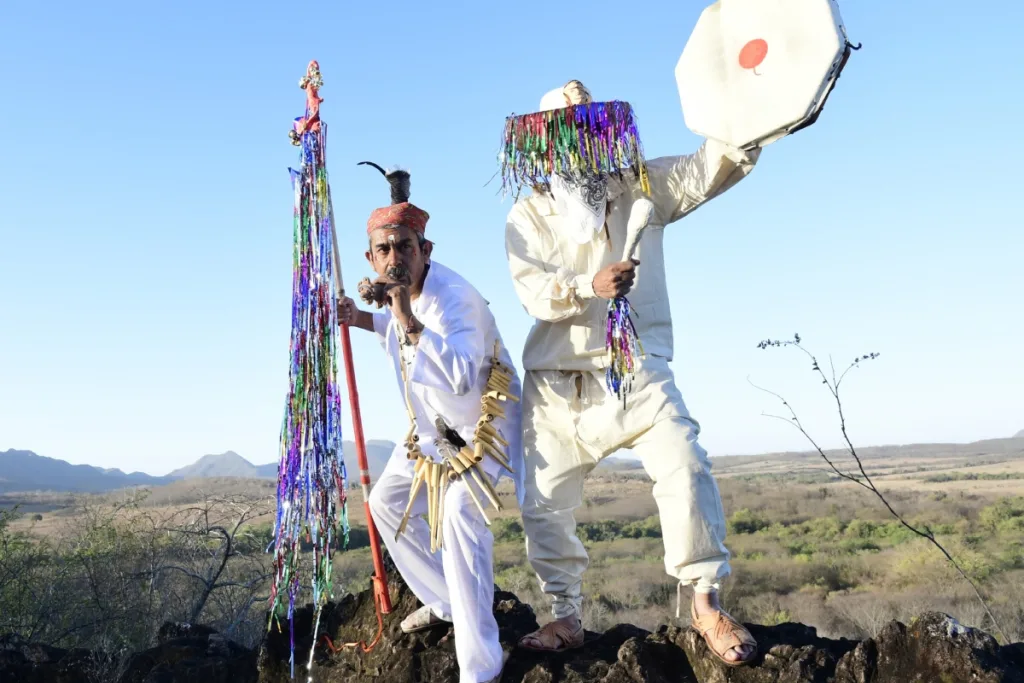 Descubre 5 ideas de outfits para el Equinoccio de Primavera 2026. Colores, significado cultural y cómo elegir tu look para esta fecha simbólica. ¿Tú ya lo tienes?