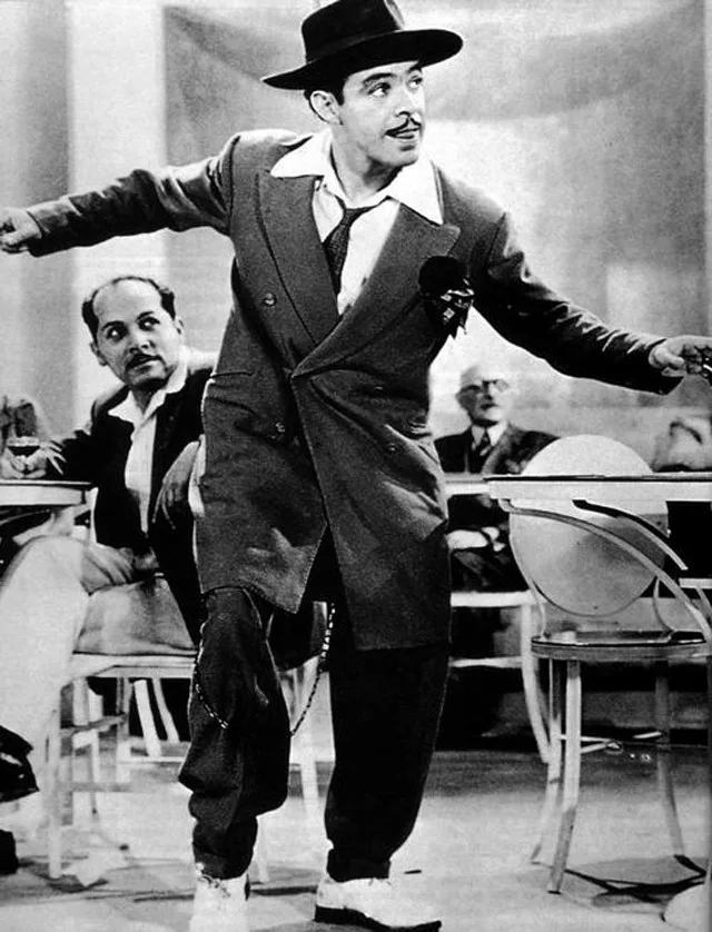 Descubre la historia de Tin Tan, el ícono del cine mexicano que llevó la cultura del pachuco a otro nivel. Su legado, influencia y conexión con la frontera. ¿Lo conoces?