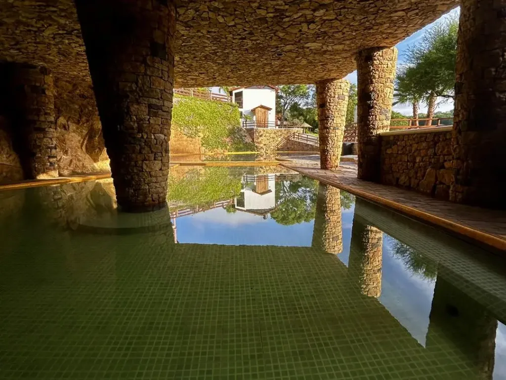 Descubre las mejores aguas termales en Hidalgo, sus beneficios, historia y los destinos imperdibles para relajarte entre montañas. Una experiencia natural única en México. ¿Te vas a lanzar?