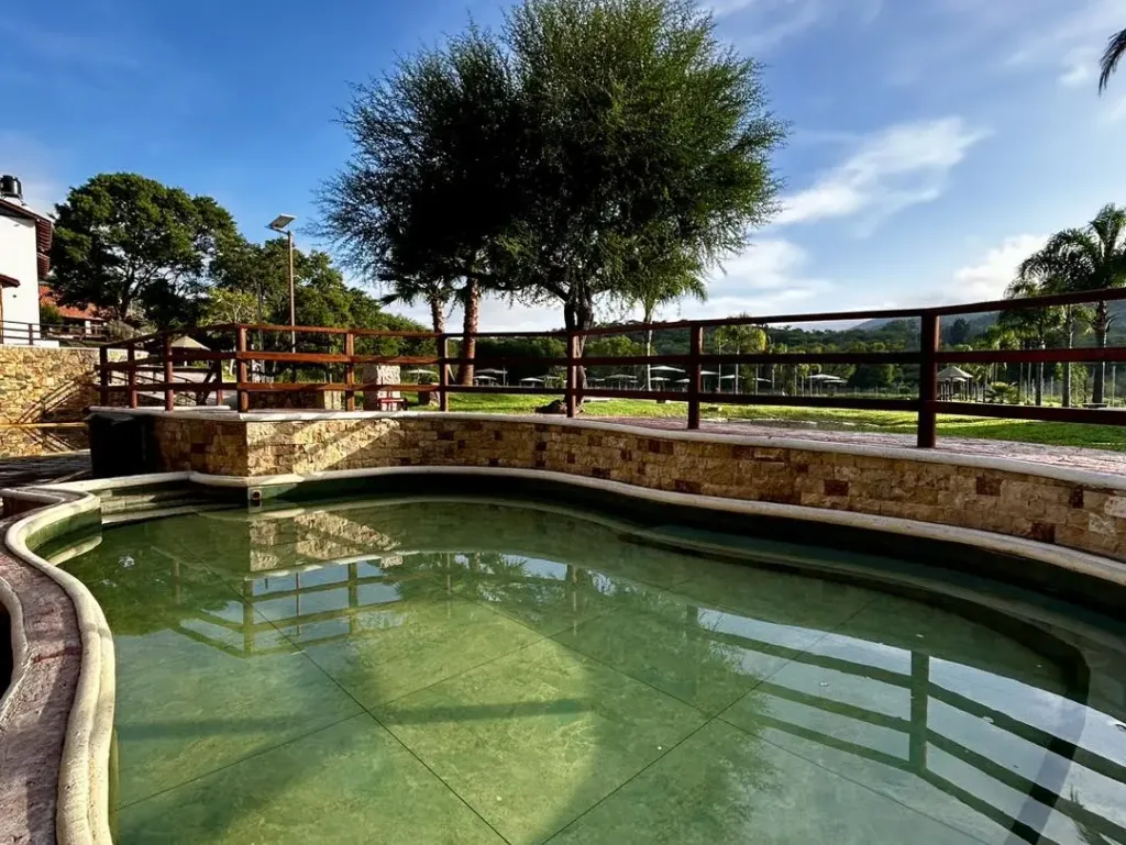 Descubre las mejores aguas termales en Hidalgo, sus beneficios, historia y los destinos imperdibles para relajarte entre montañas. Una experiencia natural única en México. ¿Te vas a lanzar?