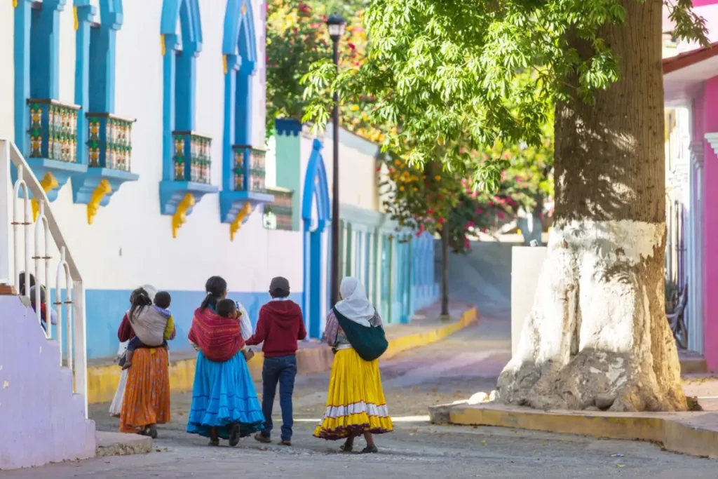 Descubre Batopilas, Pueblo Mágico de Chihuahua, famoso por su calle azul y su historia minera en la Sierra Tarahumara. ¿Ya lo conocías?