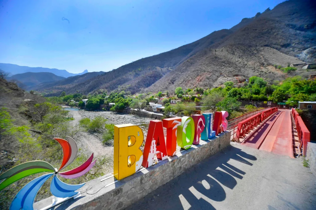 Descubre Batopilas, Pueblo Mágico de Chihuahua, famoso por su calle azul y su historia minera en la Sierra Tarahumara. ¿Ya lo conocías?