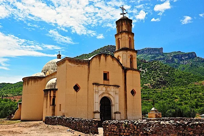 Descubre Batopilas, Pueblo Mágico de Chihuahua, famoso por su calle azul y su historia minera en la Sierra Tarahumara. ¿Ya lo conocías?