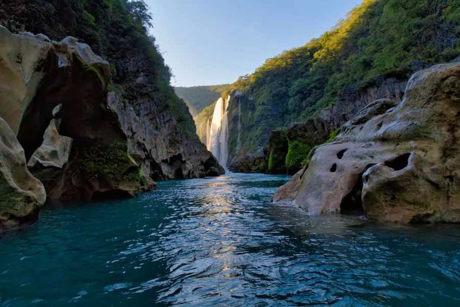 Descubre las Cascadas de Tamul en San Luis Potosí: cómo llegar, qué hacer y por qué es uno de los destinos más impresionantes de la Huasteca Potosina. ¿Lo conoces?
