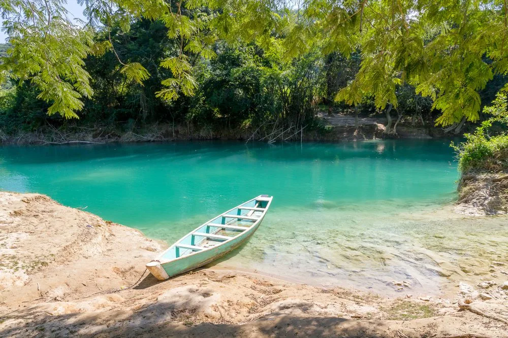 Descubre las Cascadas de Tamul en San Luis Potosí: cómo llegar, qué hacer y por qué es uno de los destinos más impresionantes de la Huasteca Potosina. ¿Lo conoces?