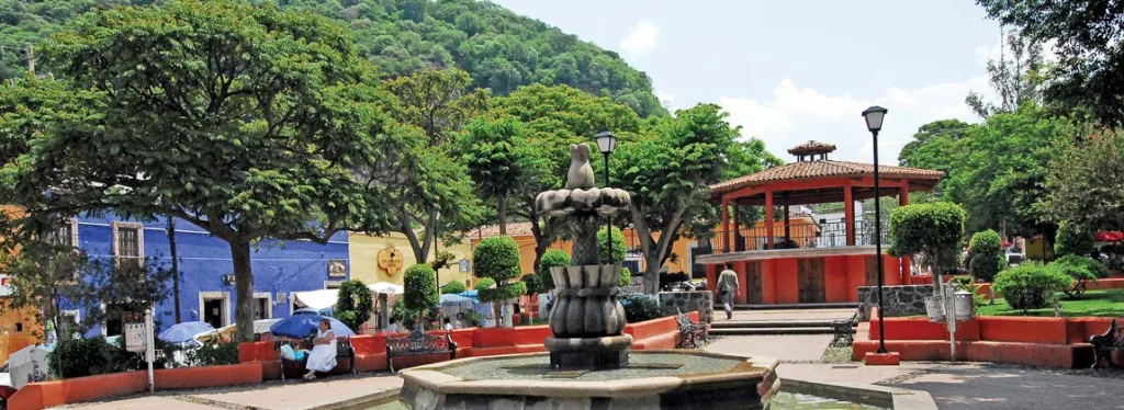 Descubre Malinalco, el Pueblo Mágico del Estado de México famoso por sus calles empedradas, su trucha empapelada y su historia prehispánica. Una guía completa para visitarlo en marzo de 2026. ¡Incluyelo en tu lista de pendientes!