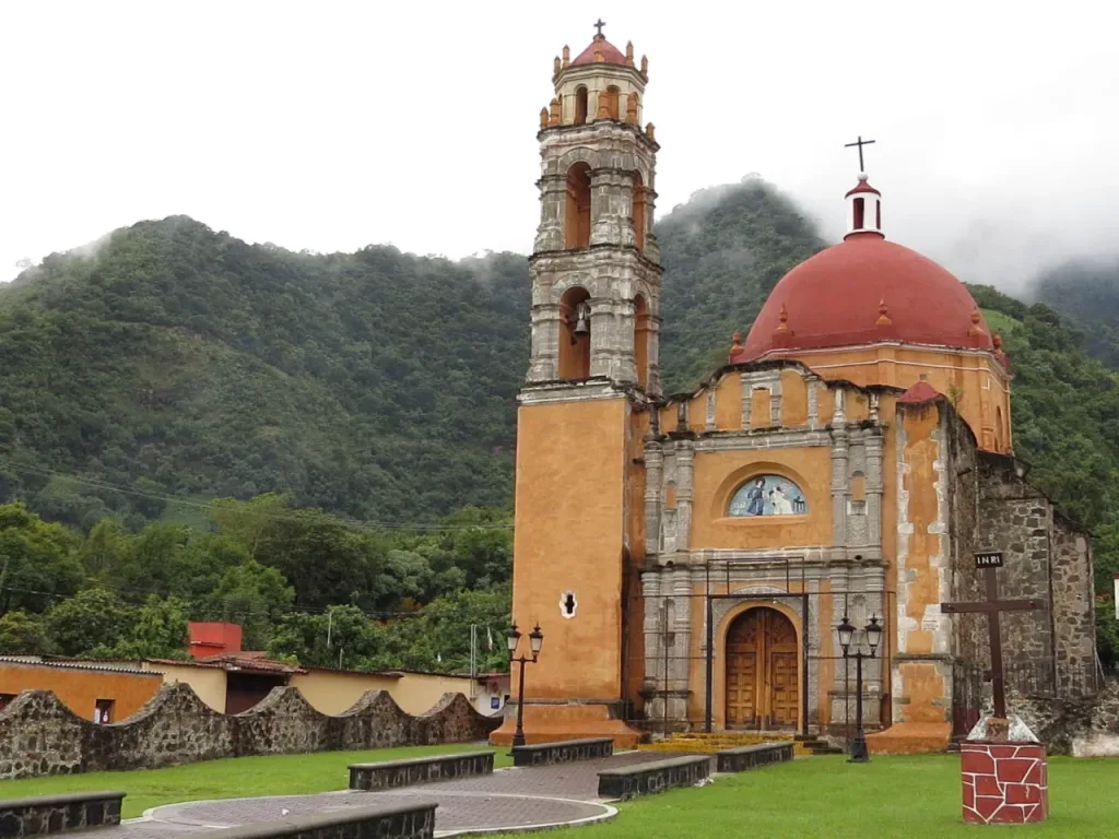 Descubre Malinalco, el Pueblo Mágico del Estado de México famoso por sus calles empedradas, su trucha empapelada y su historia prehispánica. Una guía completa para visitarlo en marzo de 2026. ¡Incluyelo en tu lista de pendientes!