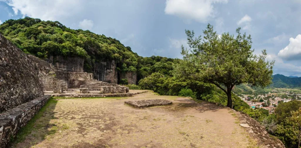 Descubre Malinalco, el Pueblo Mágico del Estado de México famoso por sus calles empedradas, su trucha empapelada y su historia prehispánica. Una guía completa para visitarlo en marzo de 2026. ¡Incluyelo en tu lista de pendientes!