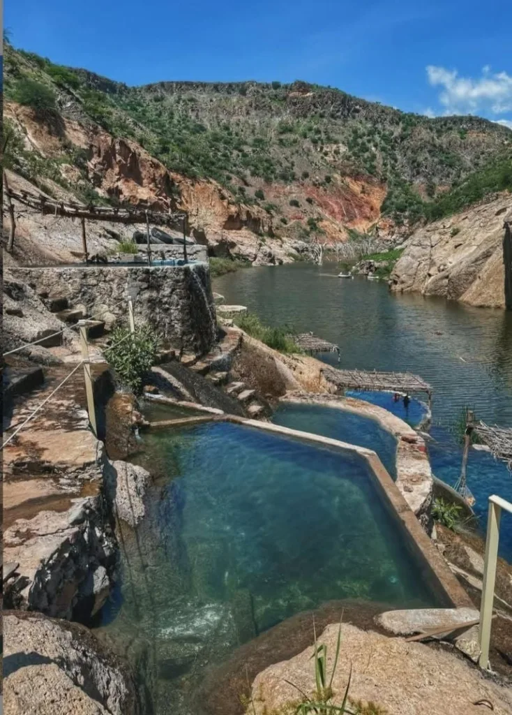 Descubre cómo llegar a Manantiales Xidhi en Ezequiel Montes, Querétaro. Te contamos ubicación, costos, beneficios de las aguas termales e historia del lugar para planear tu visita. ¿Cuándo vas a visitarlo?