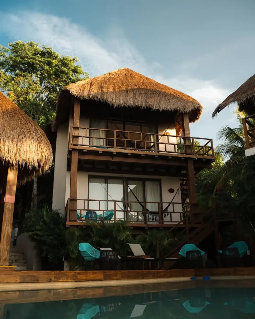 Descubre dónde hospedarte en Bacalar esta Semana Santa. Hoteles frente a la laguna, columpios sobre el agua y experiencias únicas en el Caribe mexicano. ¿Cuál te gusta más?