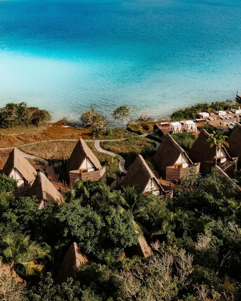 Descubre dónde hospedarte en Bacalar esta Semana Santa. Hoteles frente a la laguna, columpios sobre el agua y experiencias únicas en el Caribe mexicano. ¿Cuál te gusta más?