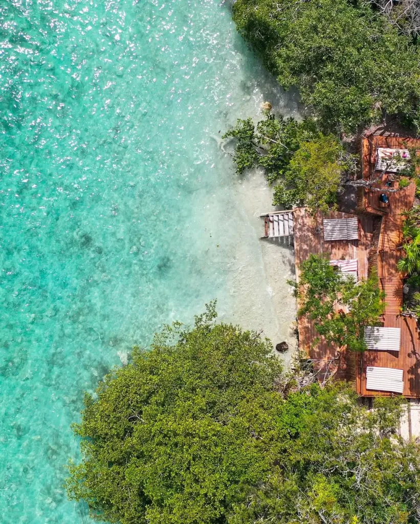 Descubre dónde hospedarte en Bacalar esta Semana Santa. Hoteles frente a la laguna, columpios sobre el agua y experiencias únicas en el Caribe mexicano. ¿Cuál te gusta más?