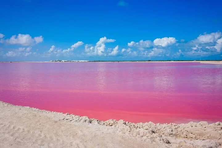Descubre las lagunas rosas de México como Las Coloradas, Laguna Vista Hermosa, Salineras de Xtampú y Playa Rosa. Conoce por qué son rosadas, su historia y cómo visitarlas. ¿Conoces alguna?
