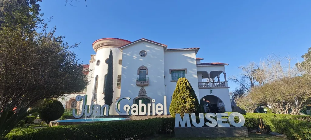 Descubre el Museo de Juan Gabriel en Ciudad Juárez, su historia, origen, datos curiosos y qué ver en este recinto dedicado al Divo de Juárez. Una guía completa para visitarlo.