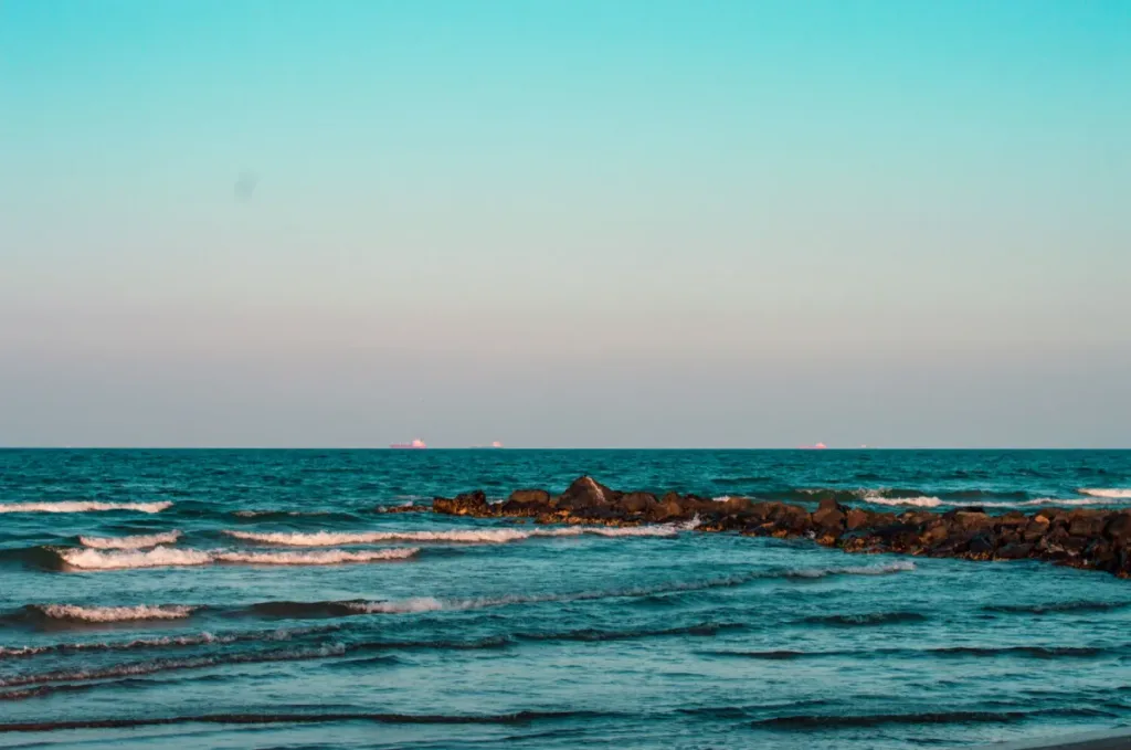 Descubre 5 playas cercanas a la CDMX ideales para Semana Santa: Chachalacas, Costa Esmeralda, Troncones, Tecolutla y Tuxpan. ¿Cuál es tu favorita?