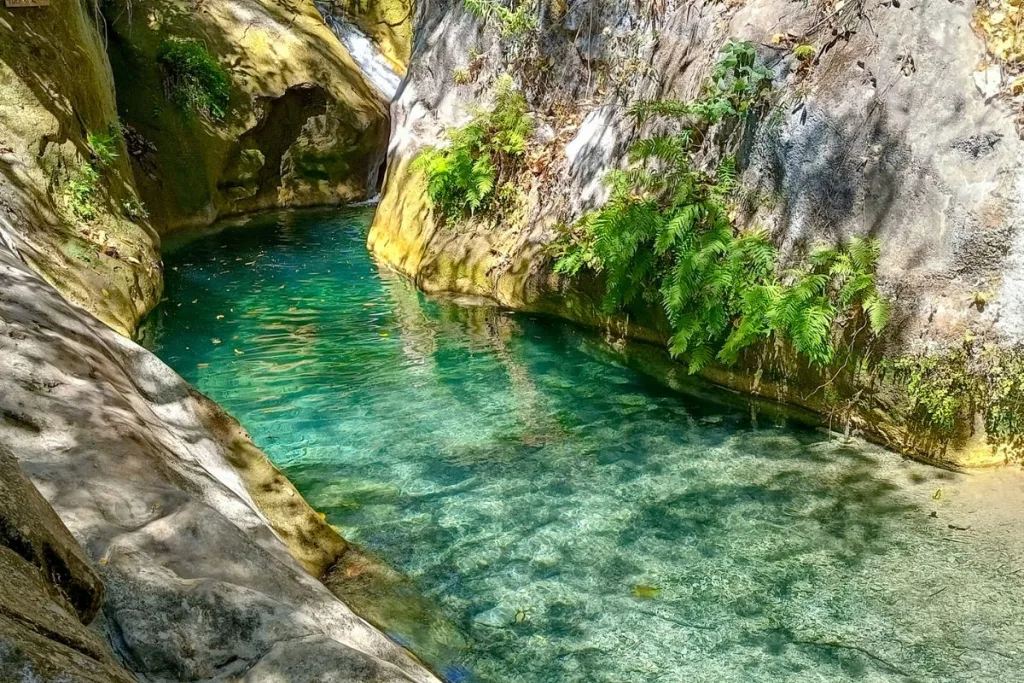 Descubre las Pozas Azules de Atzala en Guerrero, un paraíso natural de aguas turquesa con entrada accesible. Ideal para una escapada cerca de la CDMX.