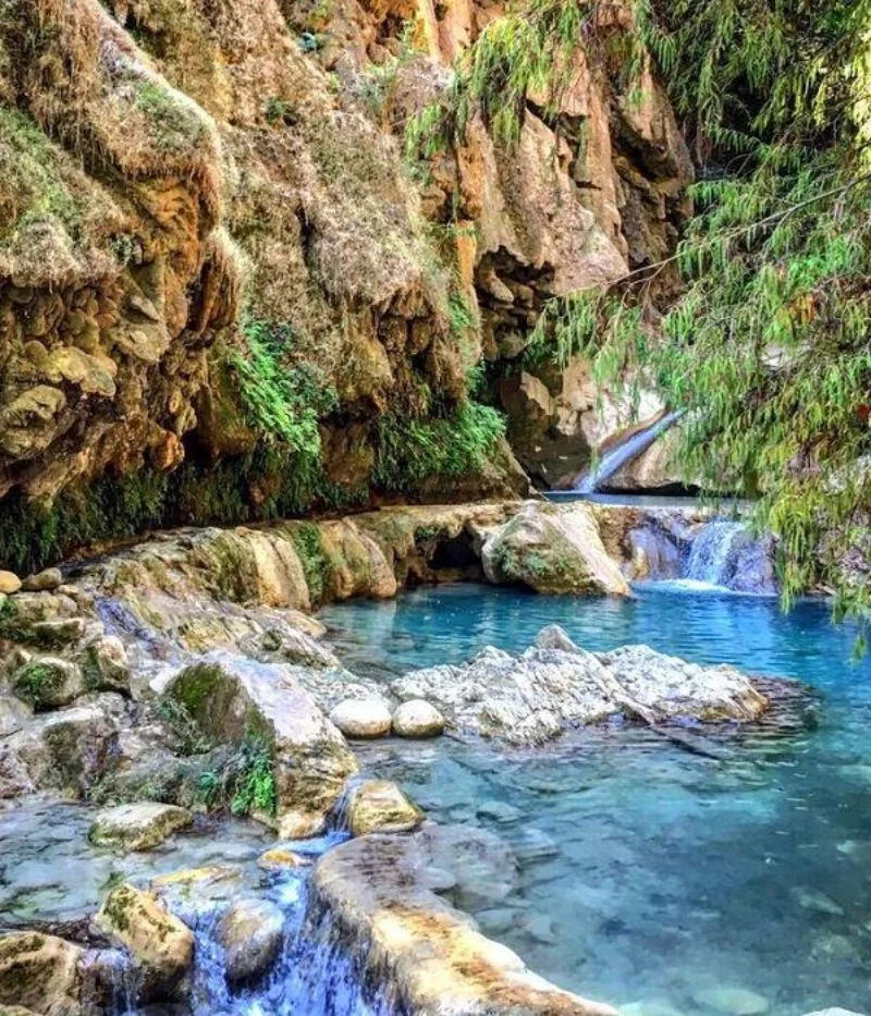 Descubre las Pozas Azules de Atzala en Guerrero, un paraíso natural de aguas turquesa con entrada accesible. Ideal para una escapada cerca de la CDMX.