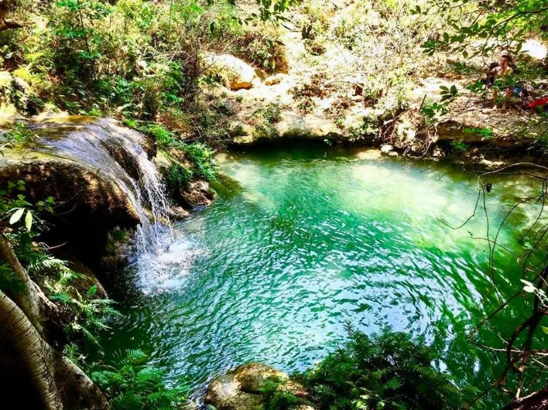 Descubre las Pozas Azules de Atzala en Guerrero, un paraíso natural de aguas turquesa con entrada accesible. Ideal para una escapada cerca de la CDMX.