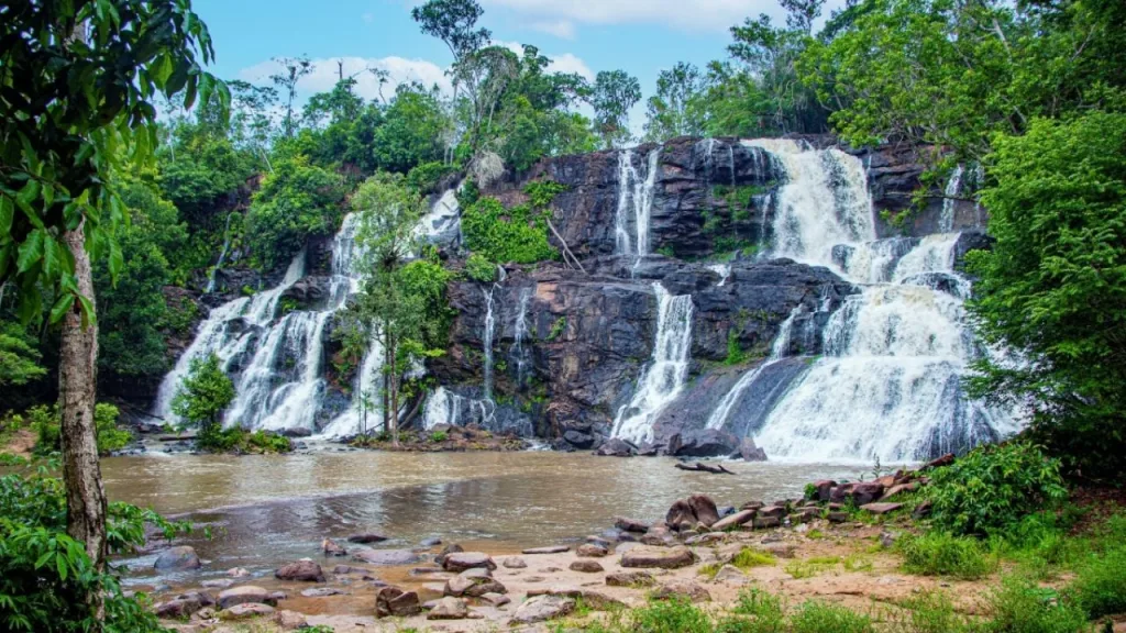Descubre Tonatico, Pueblo Mágico del Estado de México, famoso por sus grutas, cascadas y aguas termales. Conoce su historia, naturaleza y los lugares imperdibles para visitar.