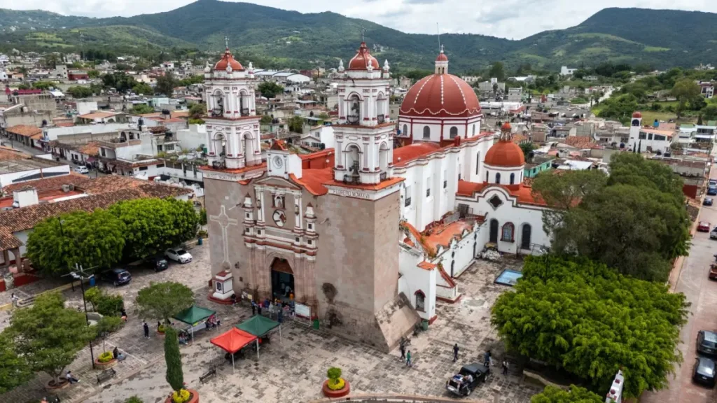 Descubre Tonatico, Pueblo Mágico del Estado de México, famoso por sus grutas, cascadas y aguas termales. Conoce su historia, naturaleza y los lugares imperdibles para visitar.