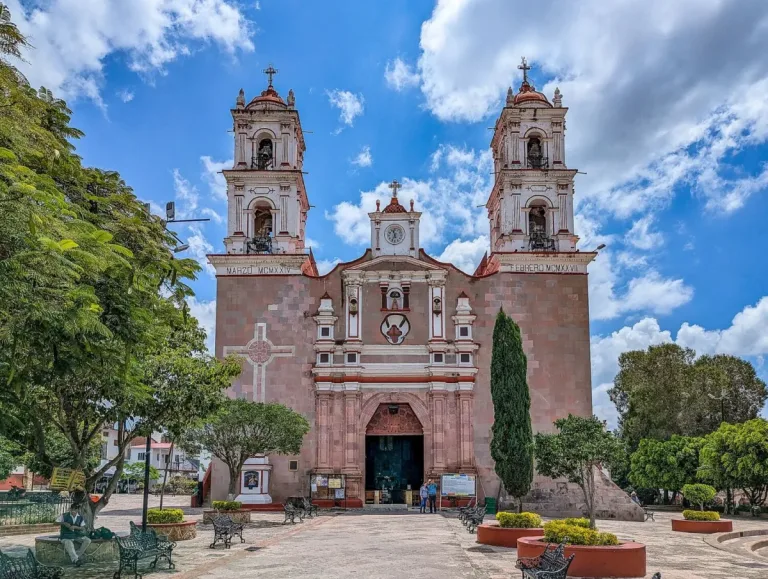 Descubre Tonatico, Pueblo Mágico del Estado de México, famoso por sus grutas, cascadas y aguas termales. Conoce su historia, naturaleza y los lugares imperdibles para visitar.