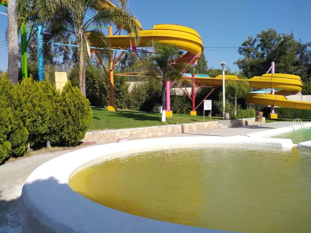 Descubre Tonatico, Pueblo Mágico del Estado de México, famoso por sus grutas, cascadas y aguas termales. Conoce su historia, naturaleza y los lugares imperdibles para visitar.